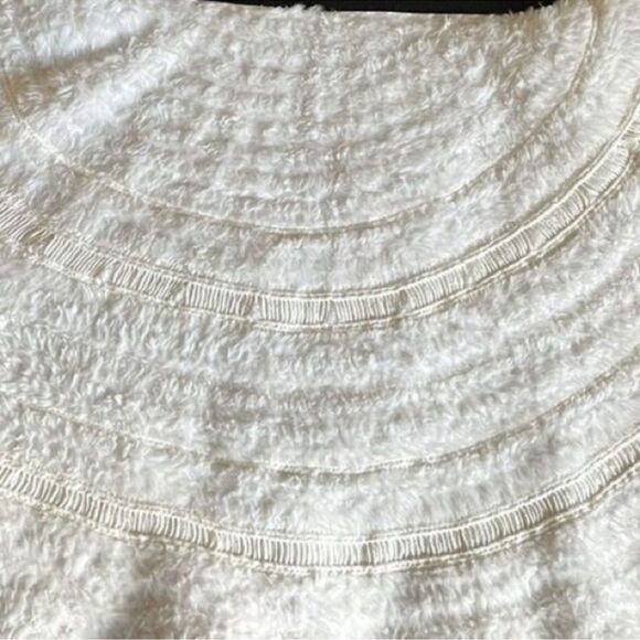 Rachel Zoe NWT 52" Round Plush Cream Tree Skirt - Picture 3 of 10